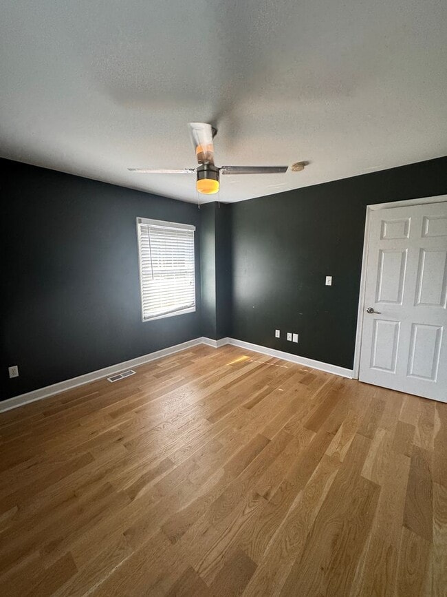 Building Photo - 3 bed, 2.5 bath home with spacious layout and oversized den/bonus room. Features include a fully ...