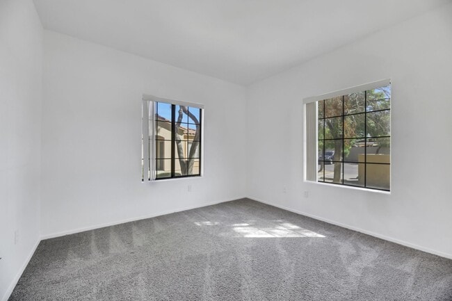 Building Photo - 2 bed/2 bath condo in a gated community