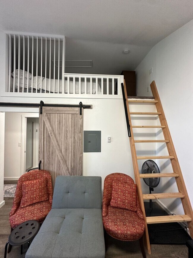 Building Photo - Cozy MIL with water views Camano Island with loft