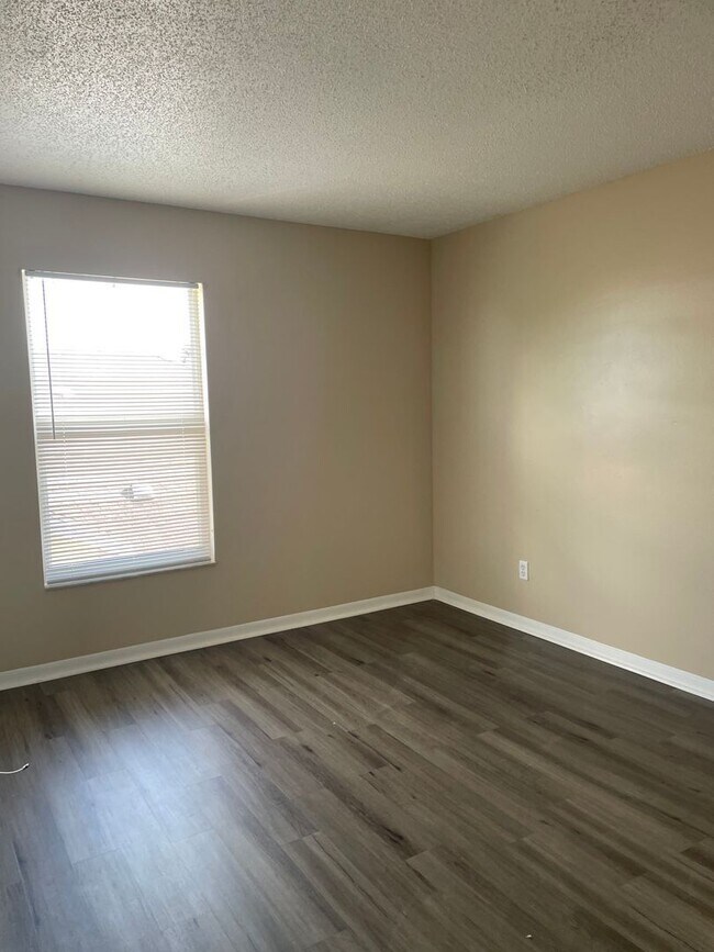 Building Photo - 421 Lockbreeze Dr