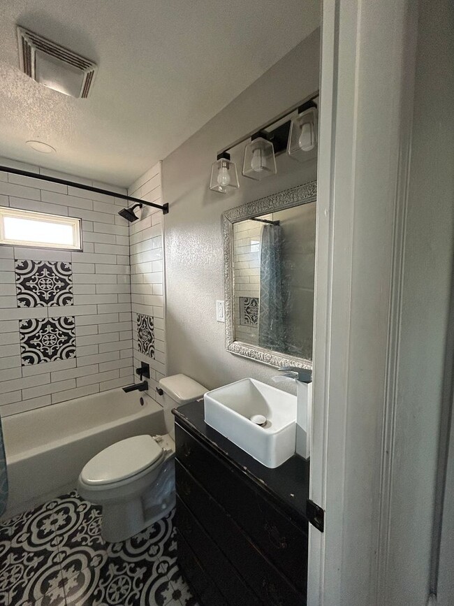 Building Photo - 112/114 W Tenth St. Vidalia