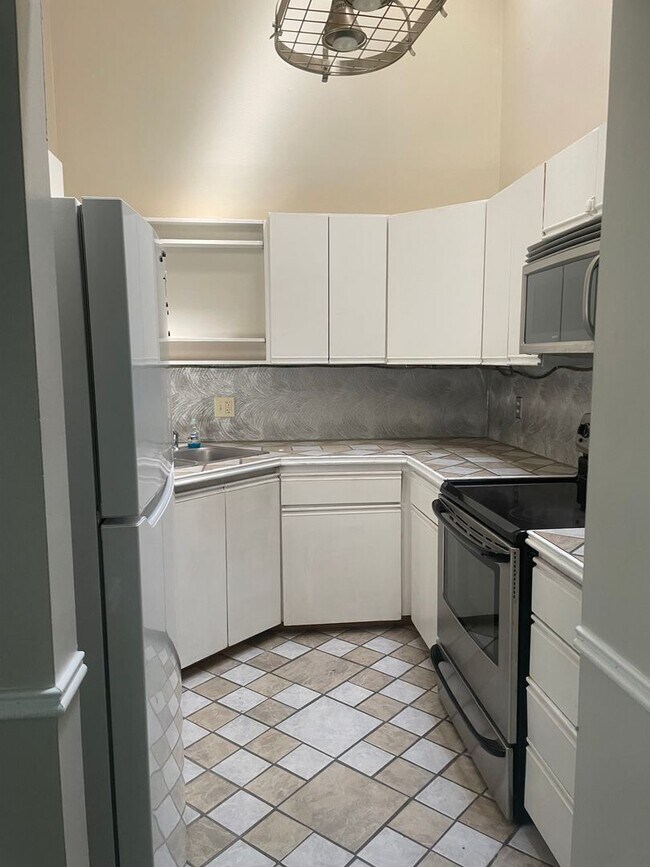 Building Photo - 2 Bed / 1 Bath