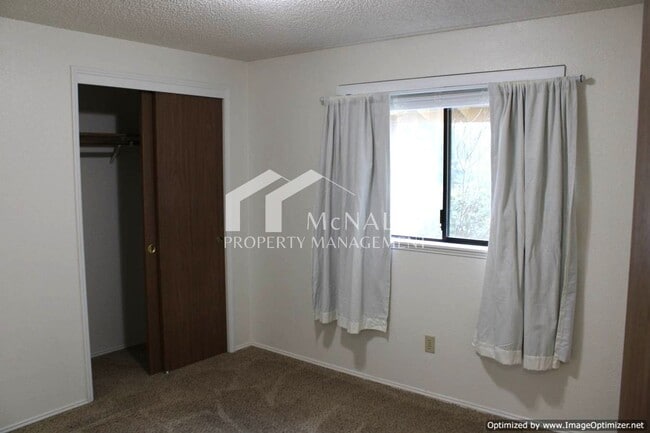 Building Photo - 3 bedroom 1.75 bath home on Peacock Hill