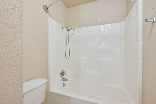 Building Photo - 404 Kings Way Dr