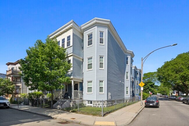 Building Photo - 118 Saxton St