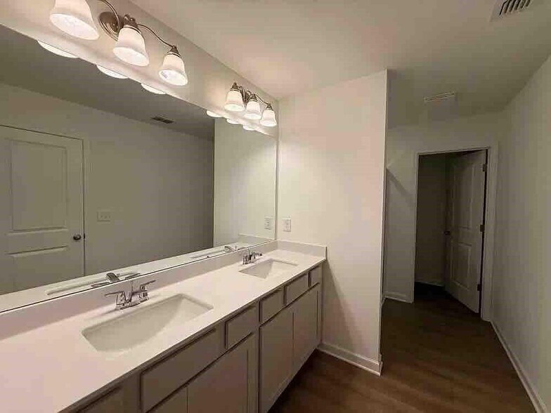 Building Photo - 6761 Armonia Dr