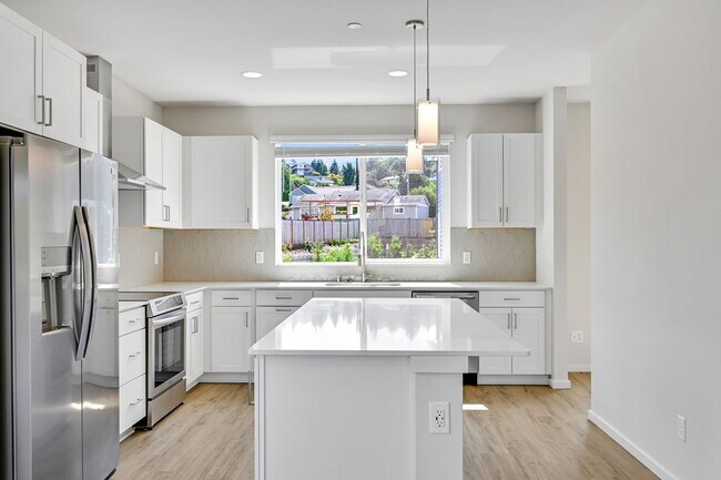 Building Photo - 4 Bed 3 Bath Townhouse for Rent!