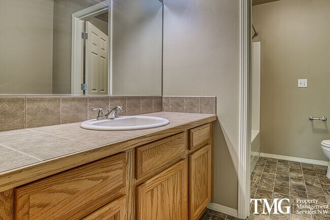 Building Photo - Modern Adorable 2 Bedroom Home in Hillsboro!
