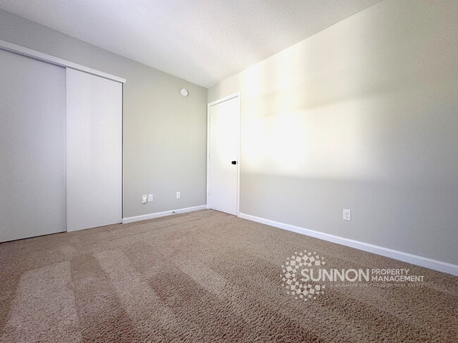 Building Photo - Charming 3 Bedroom 2.5 Bathroom in Meadow Hill