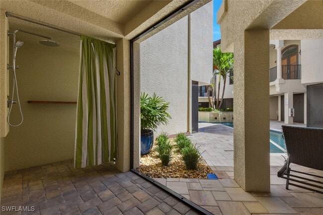 Building Photo - 684 10th Ave S