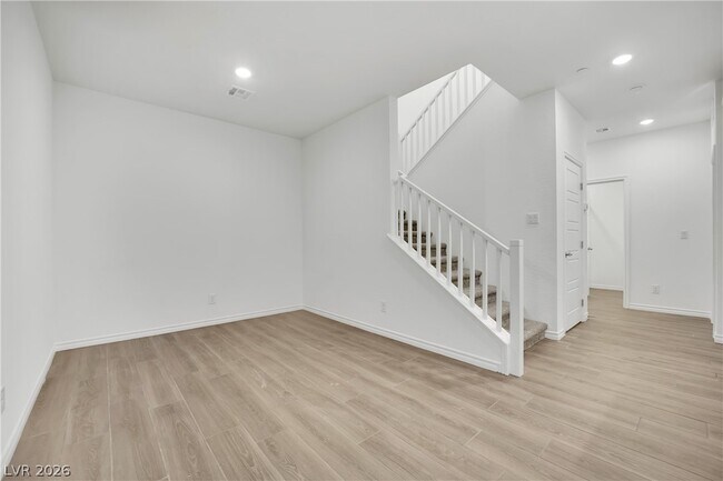 Building Photo - 600 N Carriage Hill Dr