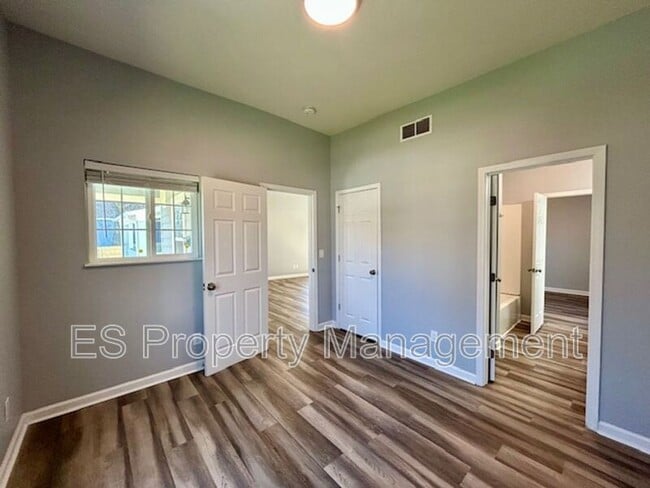 Building Photo - 838 N Temple Ave