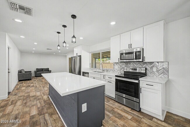 Building Photo - 2174 E Palmcroft Dr