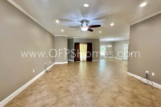 Building Photo - South Crestview 4/3 Available NOW!