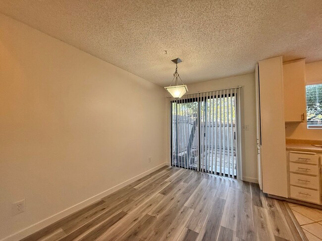 Building Photo - 2 Bedroom Townhome in Santee! Water/Sewer/...