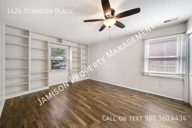 Building Photo - 1424 Standish Pl