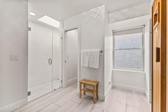 Building Photo - 7258 E Loma Ln