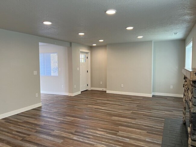 Building Photo - 3Bd/2Ba Two Story House - Available Now!