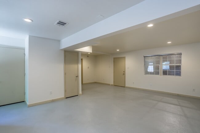 Building Photo - 1420 W Alabama St