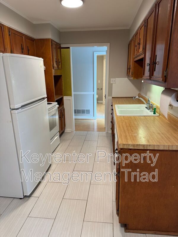 Building Photo - 8020 Linville Rd