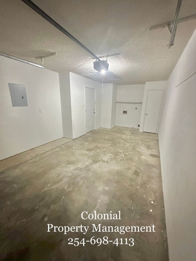 Building Photo - AVAILABLE NOW! 1/2 OFF 1st Month's RENT IF YOU MOVE IN DURING DECEMBER!!!