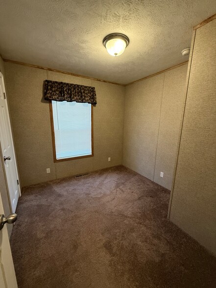 Building Photo - 13 Main St