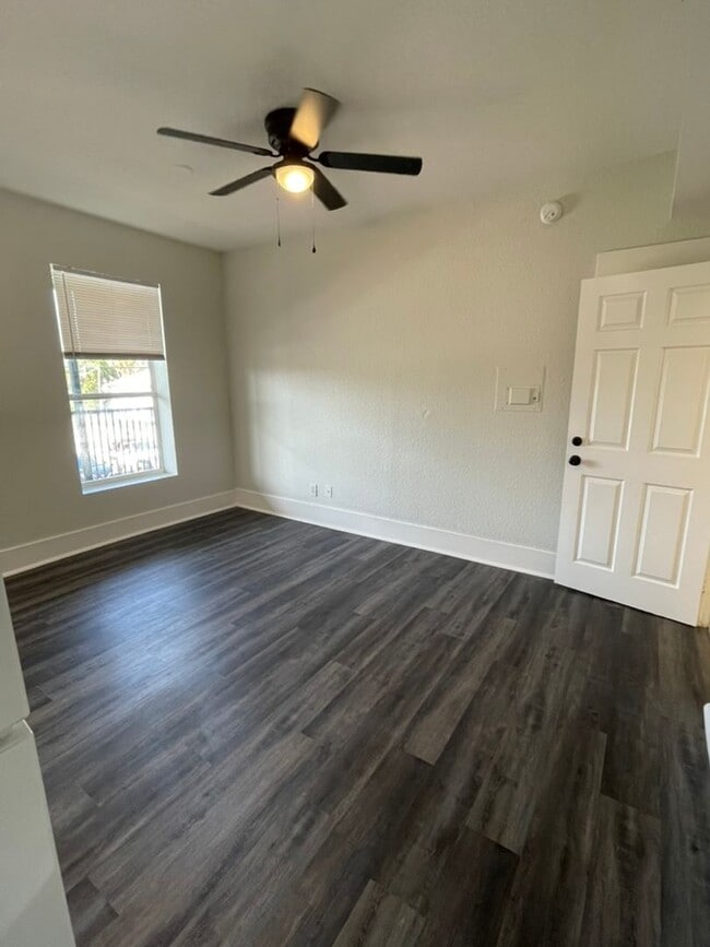 Building Photo - Corner Unit Overlooking Downtown Umatilla Granite Counters
