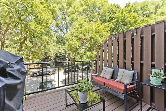 Building Photo - 3 bedroom in Chicago IL 60660