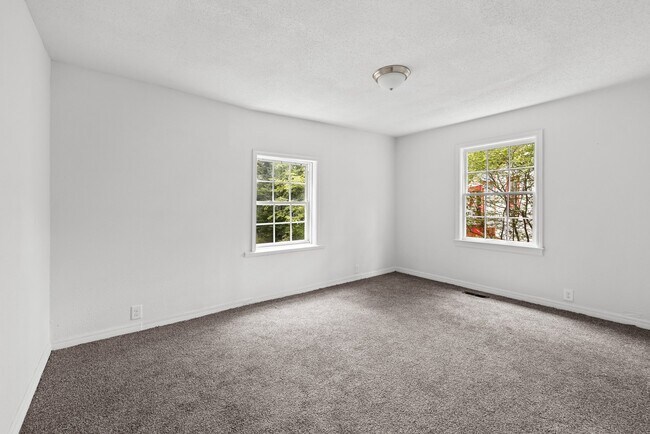 Building Photo - 832 Meadowbrook Dr