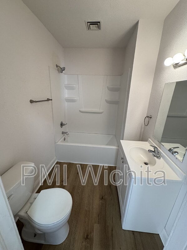 Building Photo - 258 S Poplar St