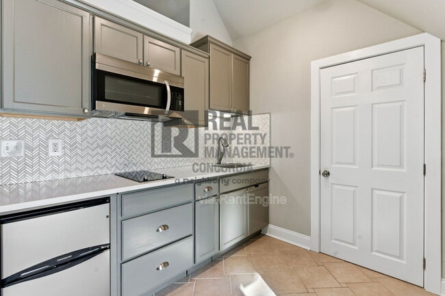 Building Photo - 1208 Woodland St