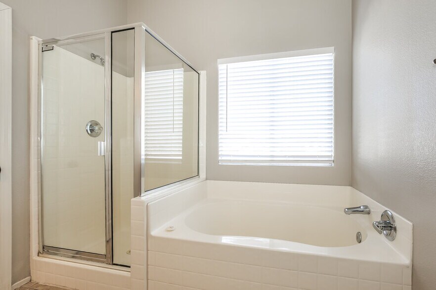 Building Photo - 4150 W El Campo Grande Ave