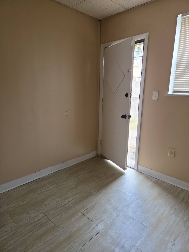 Building Photo - 2219 Winton St