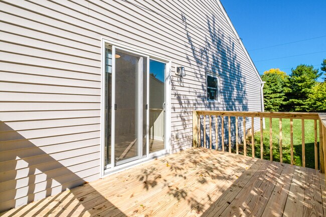 Building Photo - 886 Linworth Road East