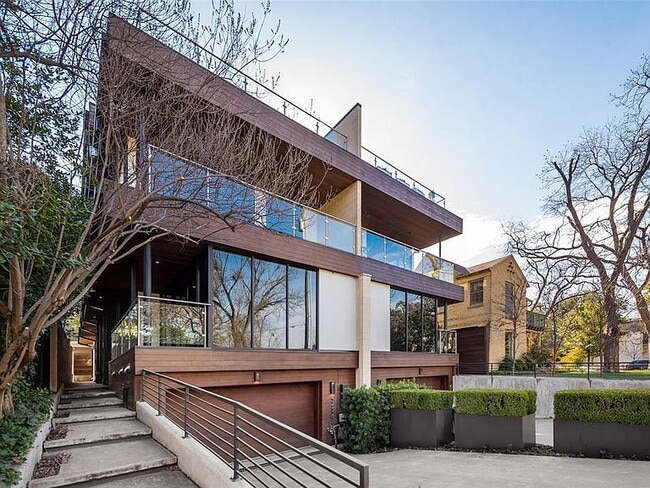 Building Photo - "Luxurious 3-Bed Oasis with 5 Full Baths in Prime Dallas Location - 4,666 Sq Ft of Elegance!"