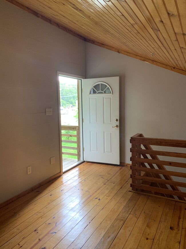 Building Photo - 1112 Cardinal St #102