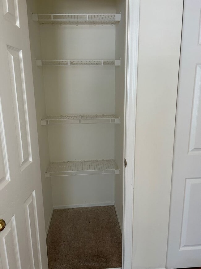 Building Photo - Rare Hoover Creek Condo with One Car Garage