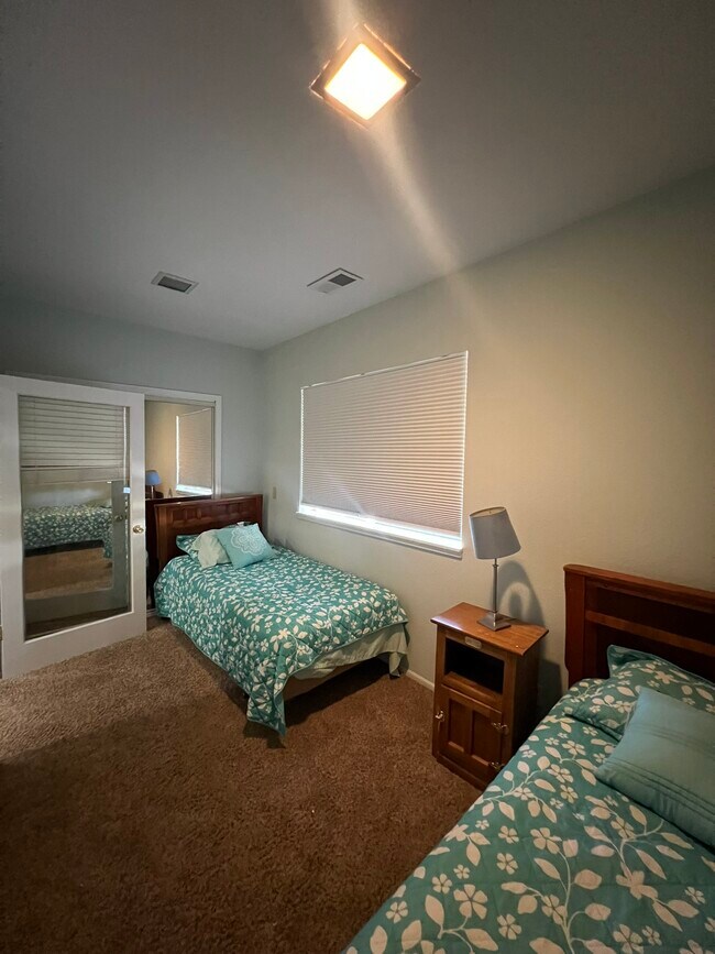 Building Photo - 933 Edgewood Cir