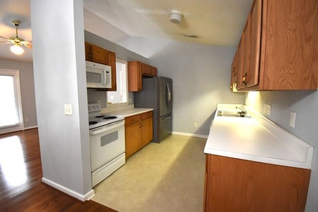 Building Photo - 2 bedroom 2 bath unit ready for you to mov...