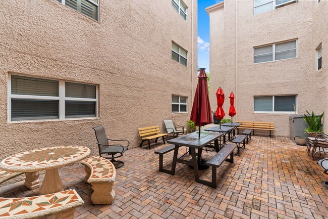 Building Photo - 2615 NE 1st Ct