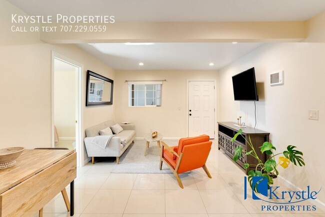 Building Photo - Elegant and Spacious 1 Bedroom, 1 Bathroom...