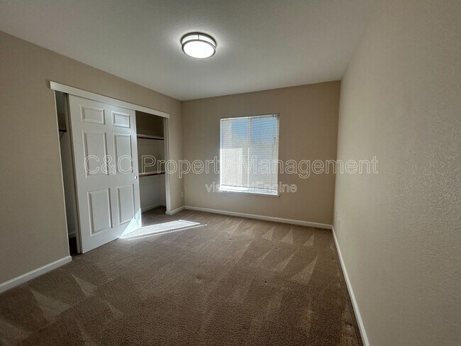 Building Photo - 5023 Lakeshore Dr