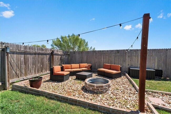 Building Photo - 1104 Hillrose Dr