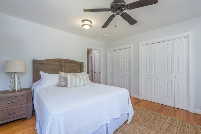 Building Photo - Weaverville Farmhouse Rental!