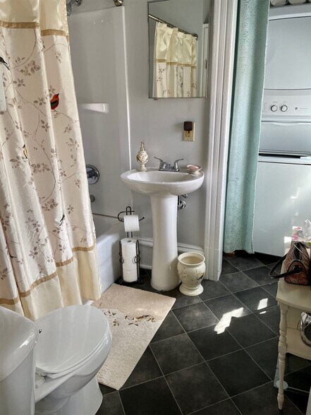 Bathroom - 401 Laurel St W