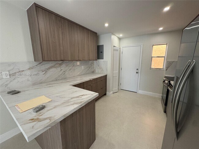 Building Photo - 1900 W 54th St