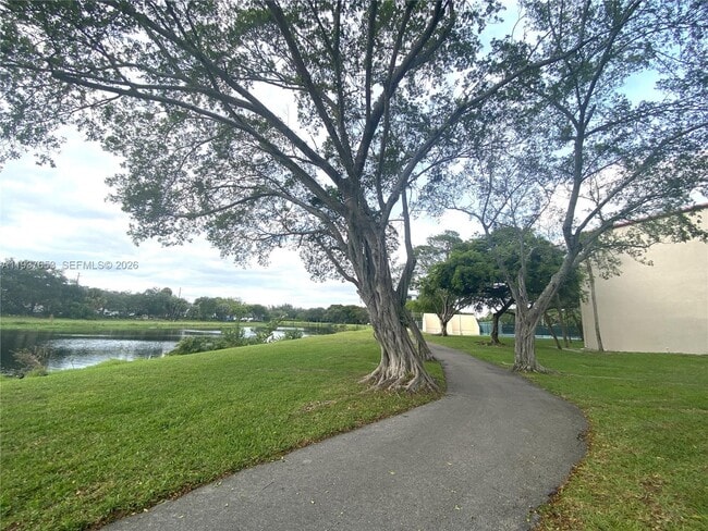 Building Photo - 2322 S Cypress Bend Dr