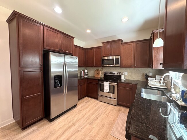 Building Photo - Beautiful home! Minutes to Surf City!