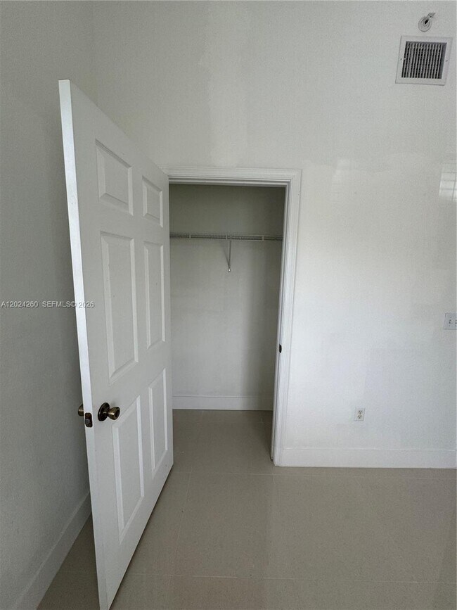 Building Photo - 2851 Riverside Dr