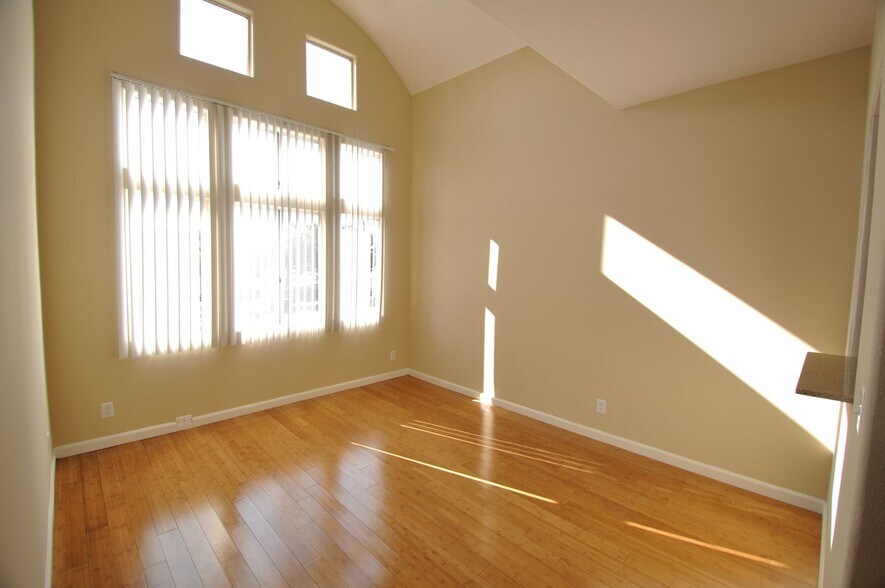 Building Photo - 425 N Alvarado St